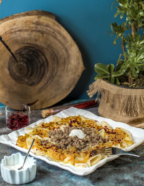 Foto grátis khingal, khinkali com molho de carne e iogurte