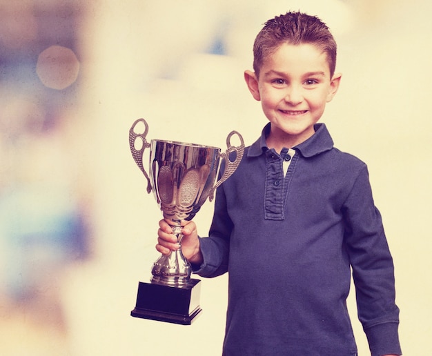 Kid com um troféu