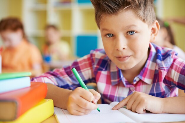 Kid fazendo sua lição de casa