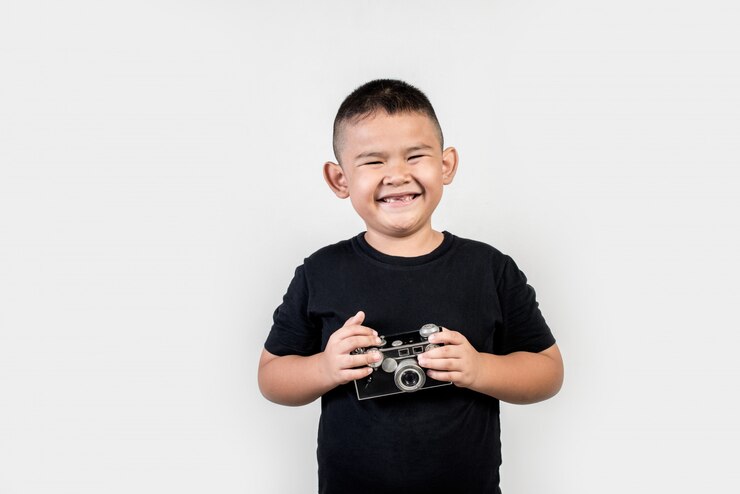 Foto grátis kid fotógrafo tirar uma foto