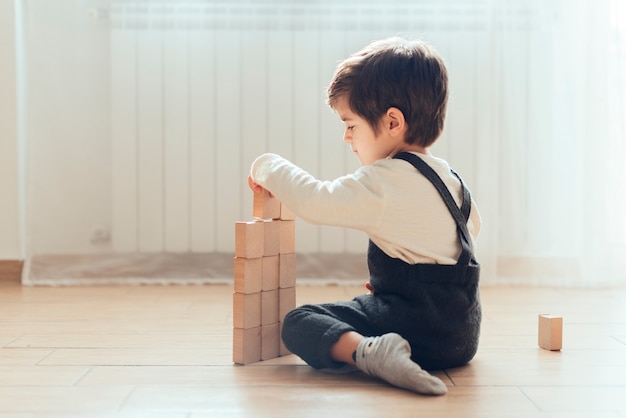 Foto grátis kid jogando em casa