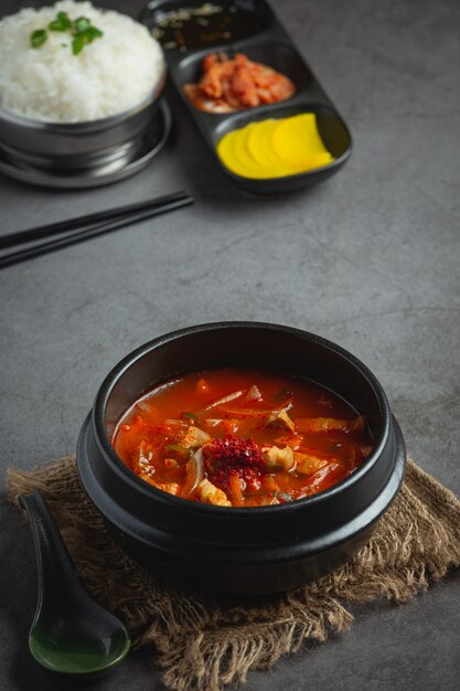 Kimchi Jikae ou sopa Kimchi pronta para comer em uma tigela