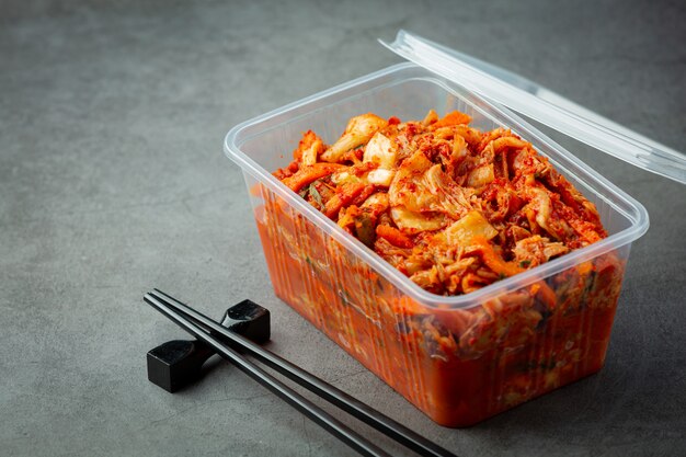 kimchi pronto para comer em caixa de plástico