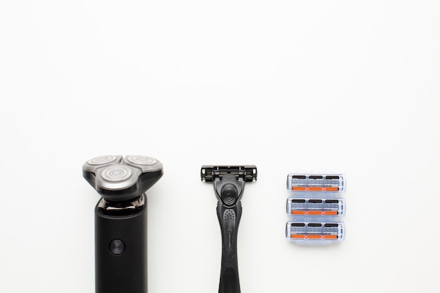 Foto grátis kit de barbear em configuração plana
