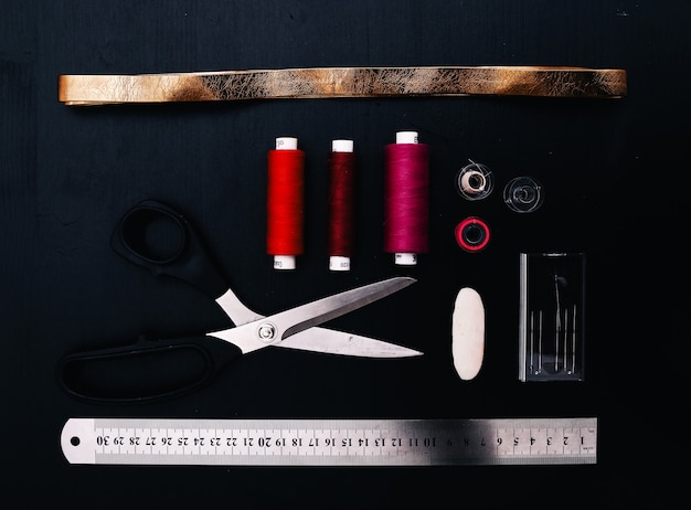 Kit de costura com fios de algodão. vista do topo