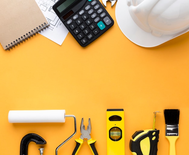 Foto grátis kit de ferramentas amarelo e calculadora com espaço de cópia