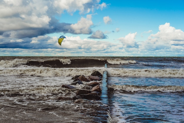 Foto grátis kiting no frio mar báltico