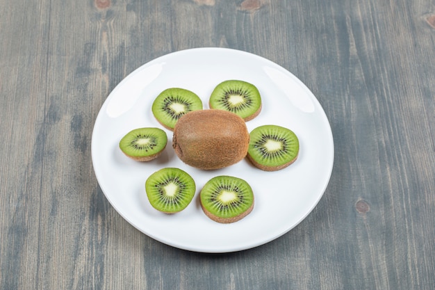 Foto grátis kiwi fatiado isolado em um prato branco