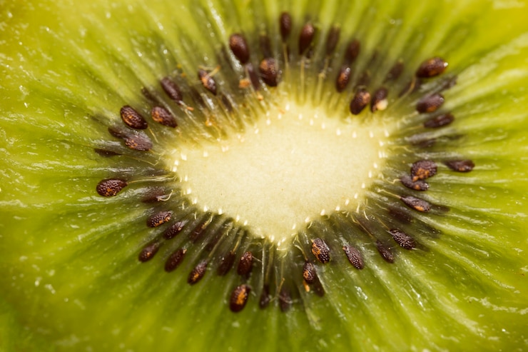 Foto grátis kiwis com sementes close-up