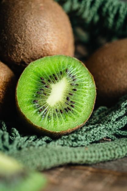 Kiwis em um saco de malha fecham