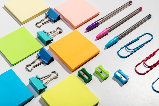 Knolling conceito com notas e acessórios de alta vista