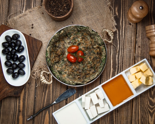 Kuku tradicional do azerbaijão com tomate cereja