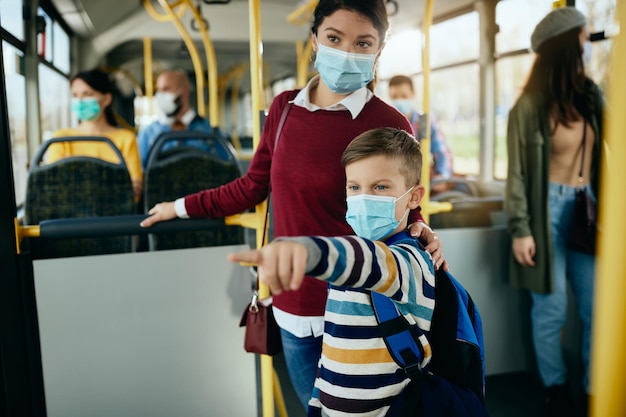 Lá está a nossa mãe de ponto de ônibus