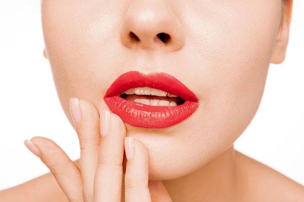 Lábio Vermelho Sexy. Close-up belos lábios. Maquiagem. Close de rosto de mulher