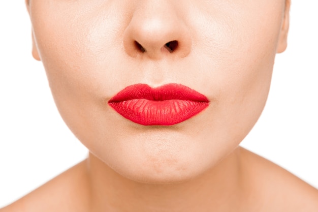 Lábio Vermelho Sexy. Close-up belos lábios. Maquiagem. Close do rosto de mulher modelo de beleza