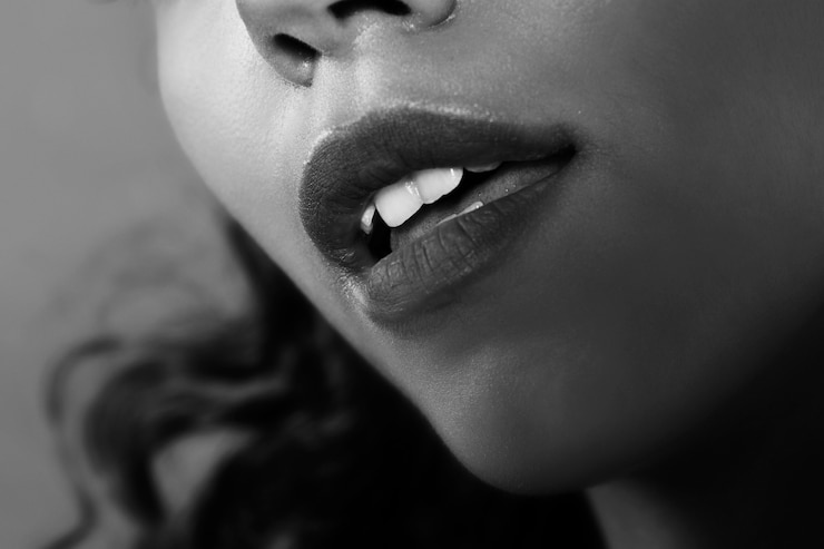 Foto grátis lábios da mulher negra e branca