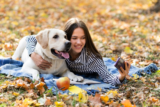 Foto grátis labrador adorável com jovem