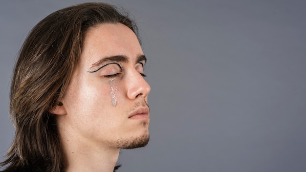 Foto grátis lado do homem com maquiagem e espaço de cópia