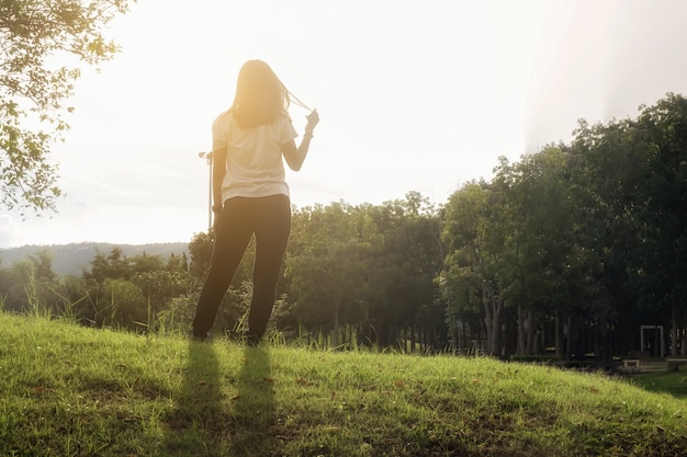 Lado feminino apontando luz de relaxamento dramática