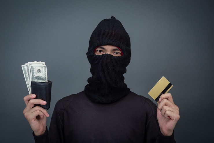 Foto grátis ladrões seguram cartões de crédito usando um laptop para atividades de hacking de senhas.