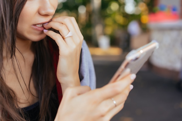 Lady chocada com a informação no celular.