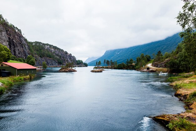 Lago azul idílico com a montanha enevoada