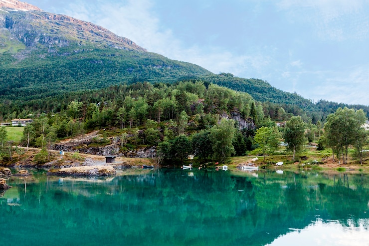 Foto grátis lago calmo perto da paisagem de montanha