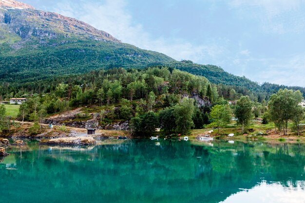 Lago calmo perto da paisagem de montanha