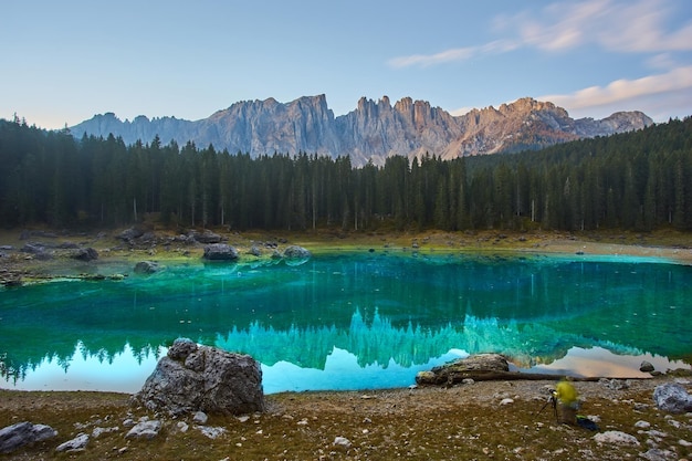 Foto grátis lago carezza lago di carezza karersee com monte latemar bolzano província tirol do sul itália