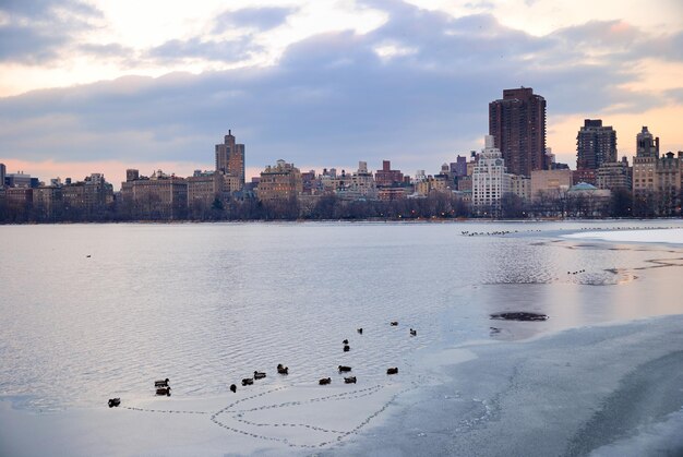 Lago Central Park com horizonte de Nova York