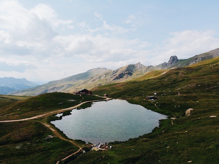 Foto grátis lago cercado por montanhas durante o dia