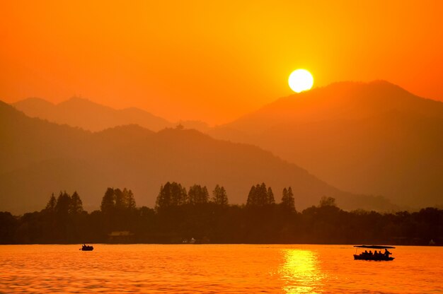 Lago com fundo das montanhas