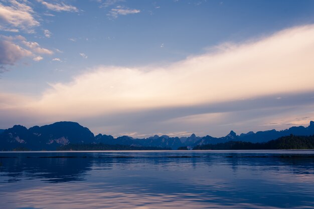 Lago com vista para a montanha