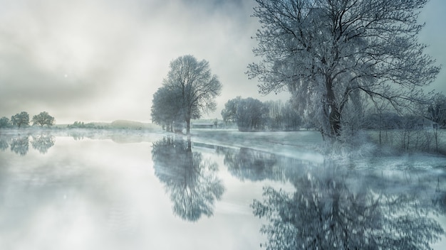 Lago congelado no inverno