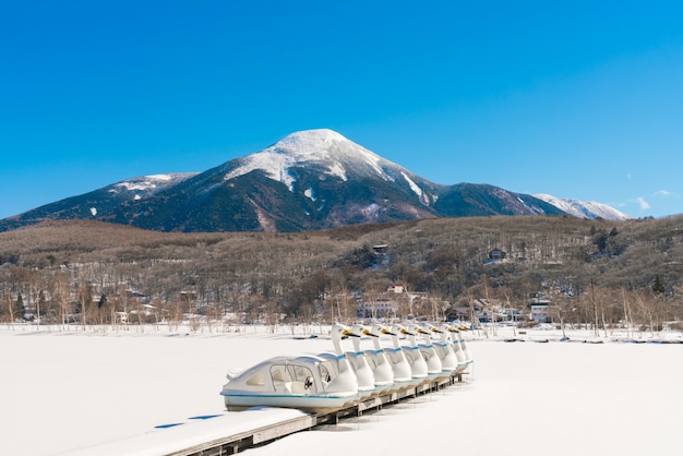 Lago congelado no tempo de inverno