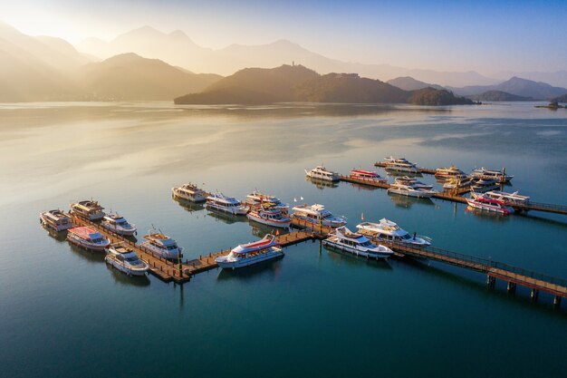 Lago da lua do sol na manhã, Taiwan.