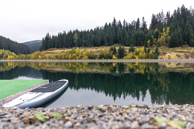 Foto grátis lago de fundo natural e floresta nas montanhas no outono