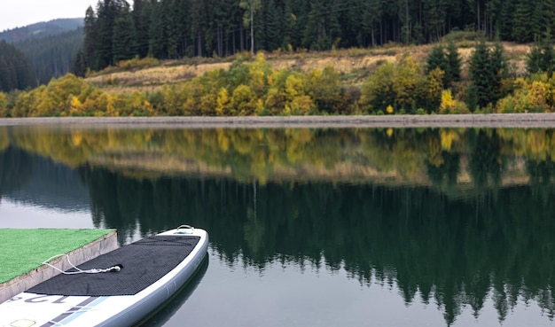 Lago de fundo natural e floresta nas montanhas no outono