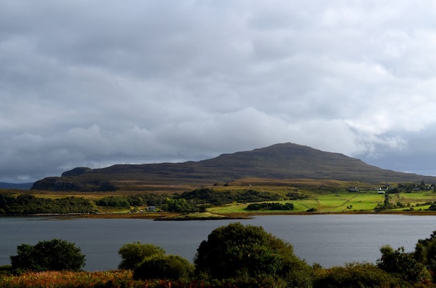 Lago Dunvegan e colinas ondulantes de Dunvegan na Ilha de Skye.