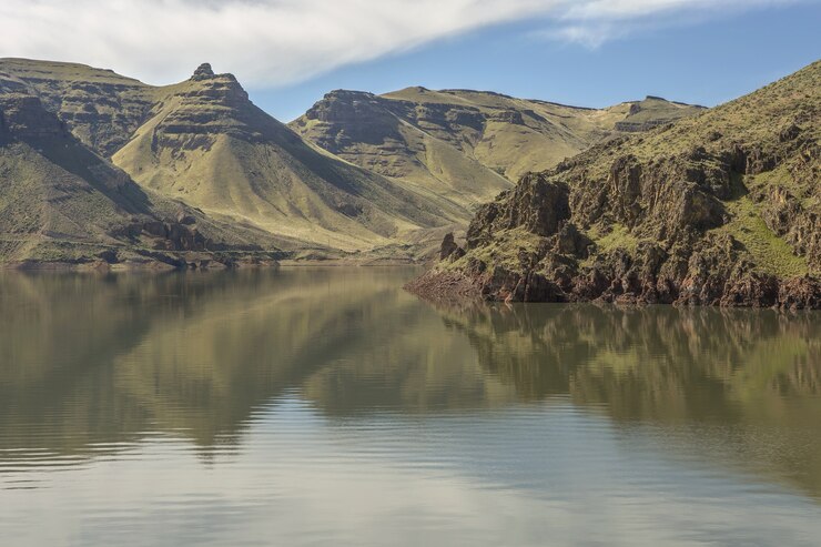 Foto grátis lago e montanhas místicas