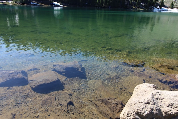 Lago manzanita no parque nacional vulcânico de lassen, califórnia