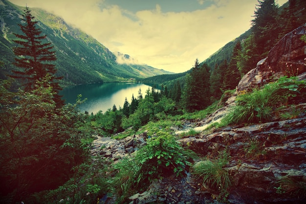 Lago nas montanhas.