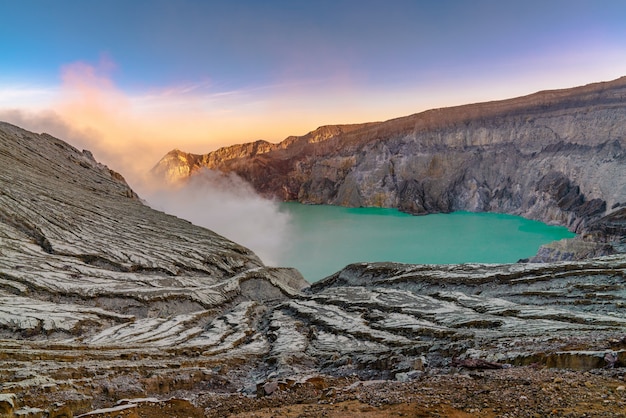 Lago no meio de uma paisagem rochosa