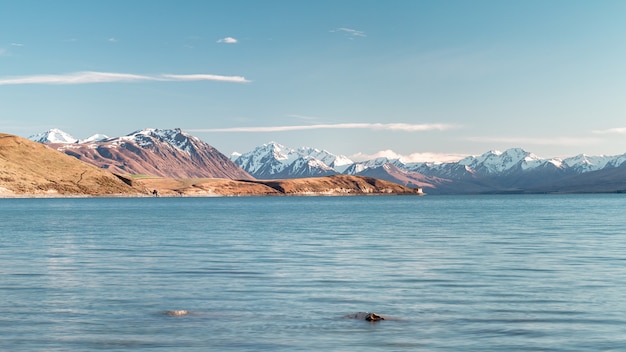 Lago ondulado cercado por montanhas