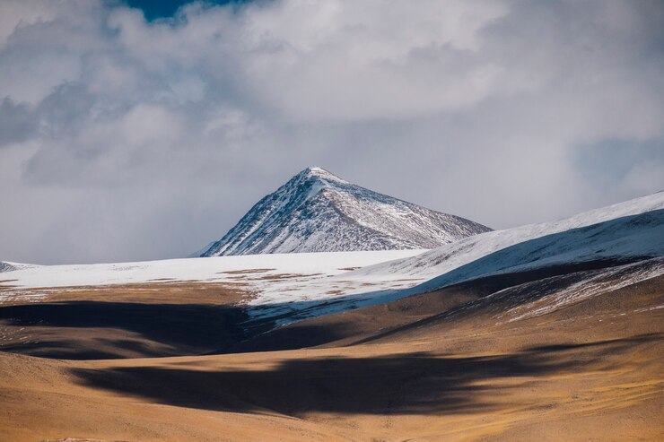 Foto grátis lago pangong e montanha em leh ladakh, índia