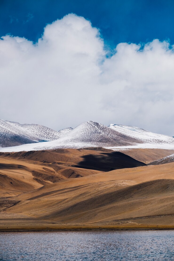 Foto grátis lago pangong e montanha em leh ladakh, índia