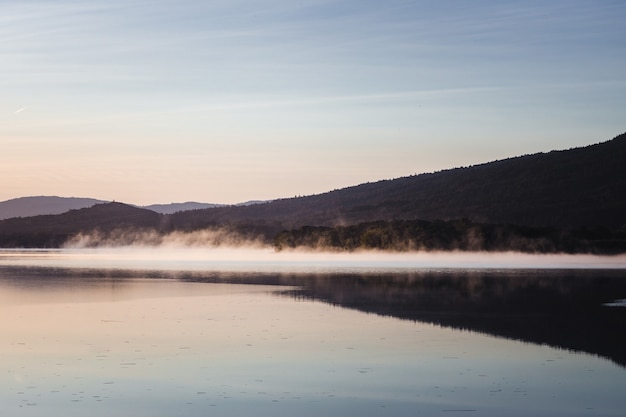 Foto grátis lago perto de montanha sob céu azul durante o dia