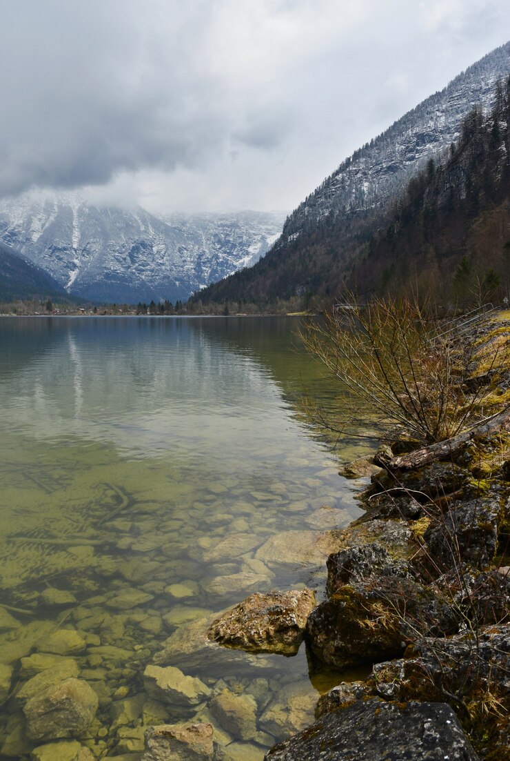 Lago refletindo montanhas