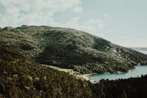 Foto grátis lago rodeado por paisagem rochosa