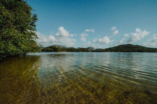 Lago rodeado por paisagem rochosa